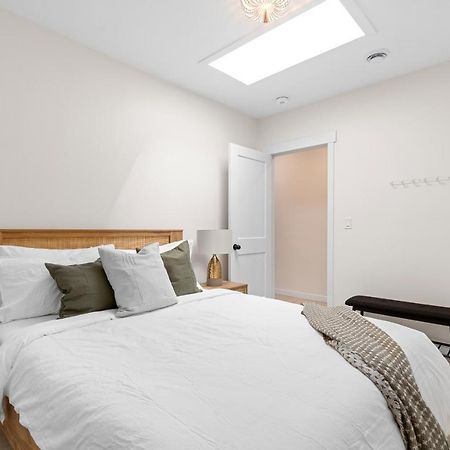 The Olympia: Front Street Flats Apartment เบลวิลล์ ภายนอก รูปภาพ