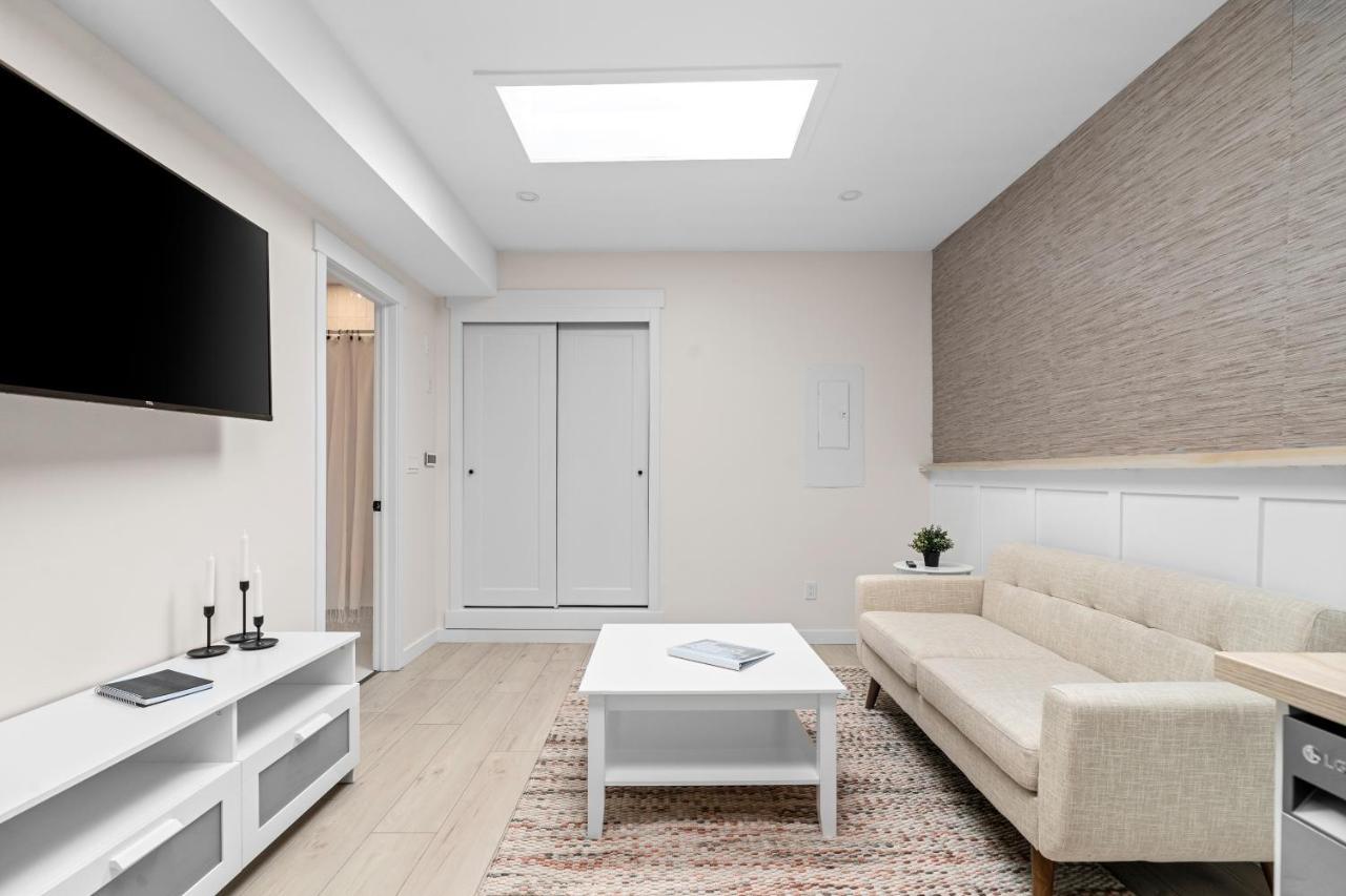 The Olympia: Front Street Flats Apartment เบลวิลล์ ภายนอก รูปภาพ