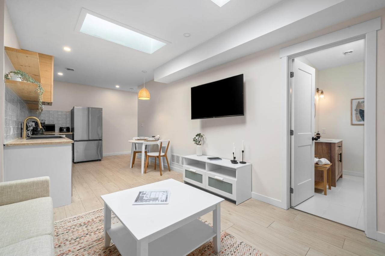 The Olympia: Front Street Flats Apartment เบลวิลล์ ภายนอก รูปภาพ